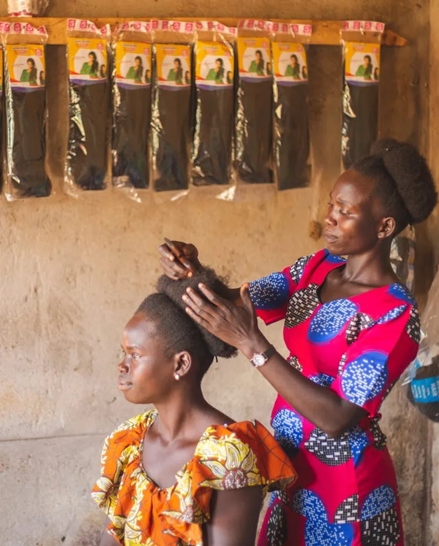 Braider working with a client